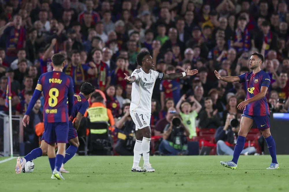 Vinicius protesta una acción ante el Barça