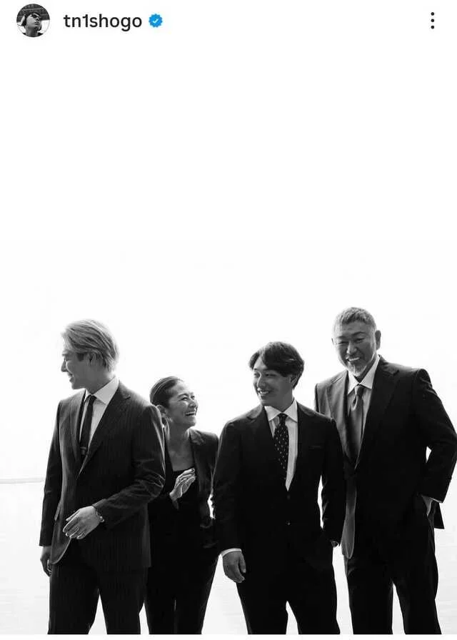 （左から）長男の正吾さん、母・亜希、次男の勝児さん、父の清原和博氏。清原正吾さんのインスタグラム（＠ｔｎ１ｓｈｏｇｏ）より